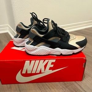 Nike women’s Air Huarache Run